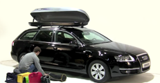 PKW mit geöffneter Dachbox