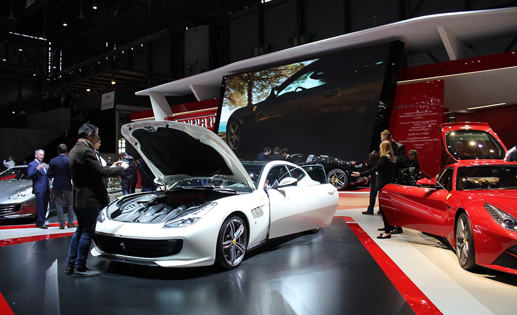 Am Stand von Ferrari sind natürlich nur ausgewählte Personen zugelassen.