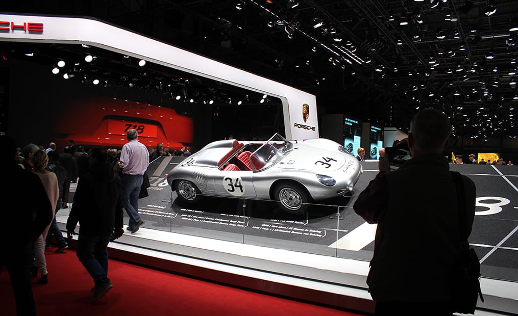 Der legendäre Porsche Boxster 718, Gewinner der Targa Florio 1959 und 1960, wird hier gebührend in Szene gesetzt.