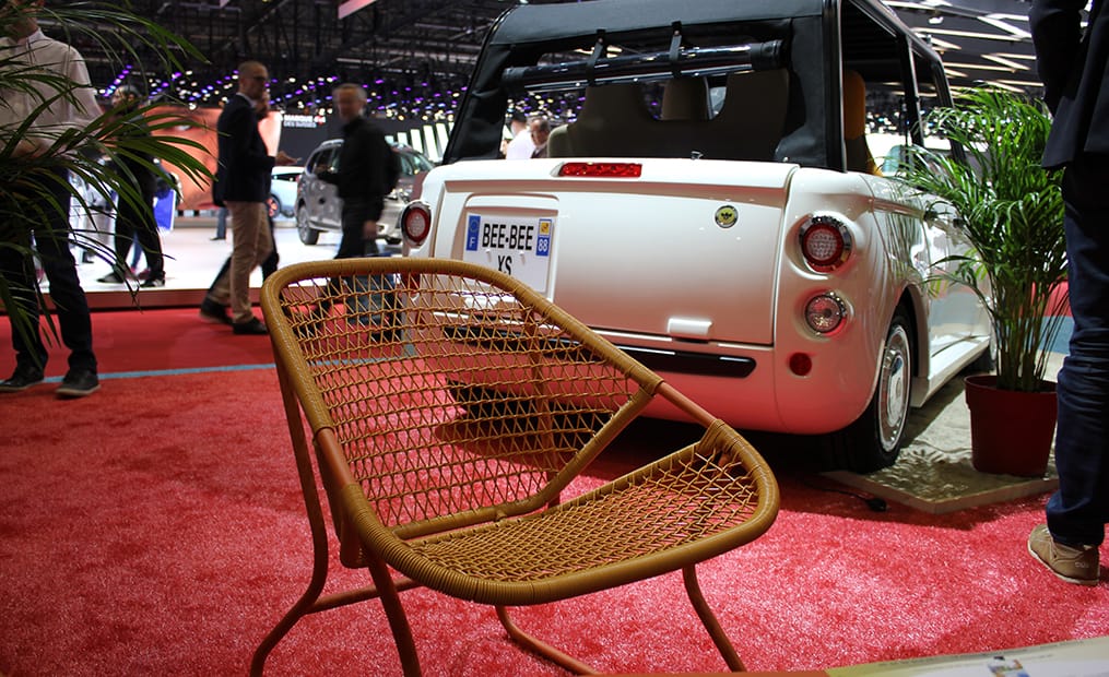Rund 100 Kilometer soll der Bee Bee XS mit seinem 20-kw-Motor zurücklegen können. Erinnert stark an den Fiat 500 Jolly aus den 50er Jahren.