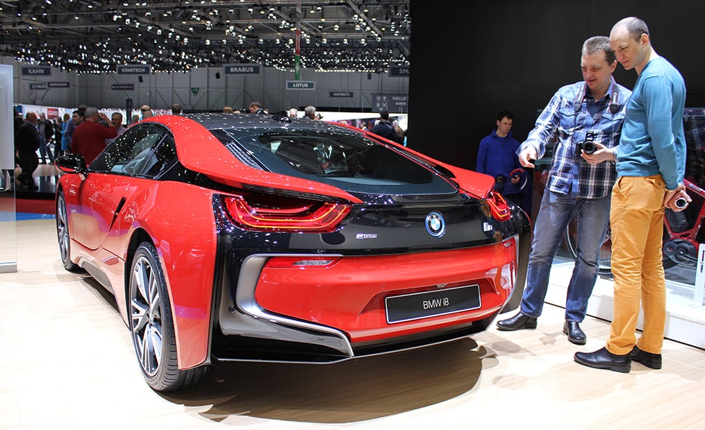 Bei der Sondereditiondes BMW i8 handelt es sich hauptsächlich um die Farbgebung in Protonic Red. Dieses Sondermodell soll nur bis Ende 2016 gebaut werden.
