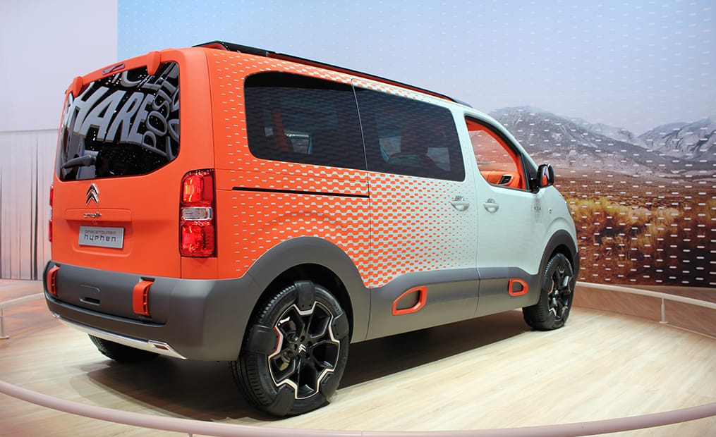 Die Optik des Citroen-Vans ist rustikal, die Planken sorgen für Offroad-Look und der Innenraum leuchtet in einem Farbmix aus Türkis, Hellgrau und Neon-Orange.