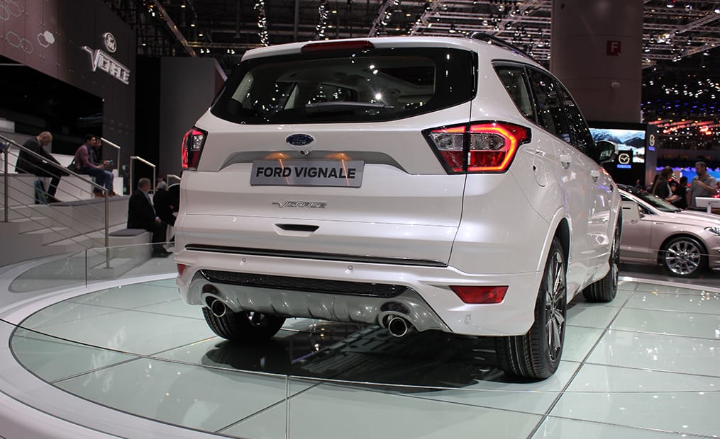 Neben neuen Scheinwerfern und Rückleuchten bekommt der Ford Kuga auch den großen trapezförmigen Kühlergrill anderer Ford-Modelle.