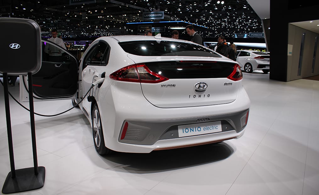 Der Hyundai Ioniq ist der zurzeit einzige Wagen, bei dem man die Wahl zwischen Hybrid-, Plug-in-Hybrid- oder voll elektrischem Antrieb hat.