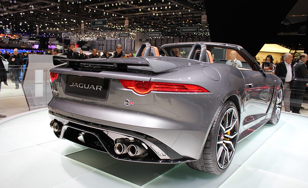 Der F-Type SVR erreicht, laut Jaguar, die magische Marke von 200 Meilen pro Stunde (322 km/h) dank 575 PS. Preise ab 138.400 Euro.