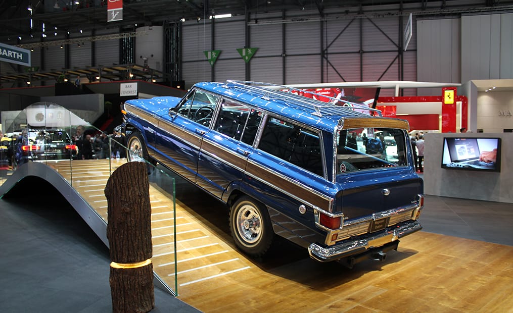 Ein schöner Oldtimer toll in Szene gesetzt. Der Jeep Wagoneer Custom ist ein wahrer Klassiker.