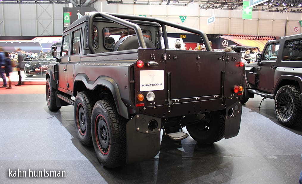 Ein Showcar der besonderen Art - Der Flying Huntsman 110 6x6 Defender Double Cab Pickup steht auf 3 Achsen.