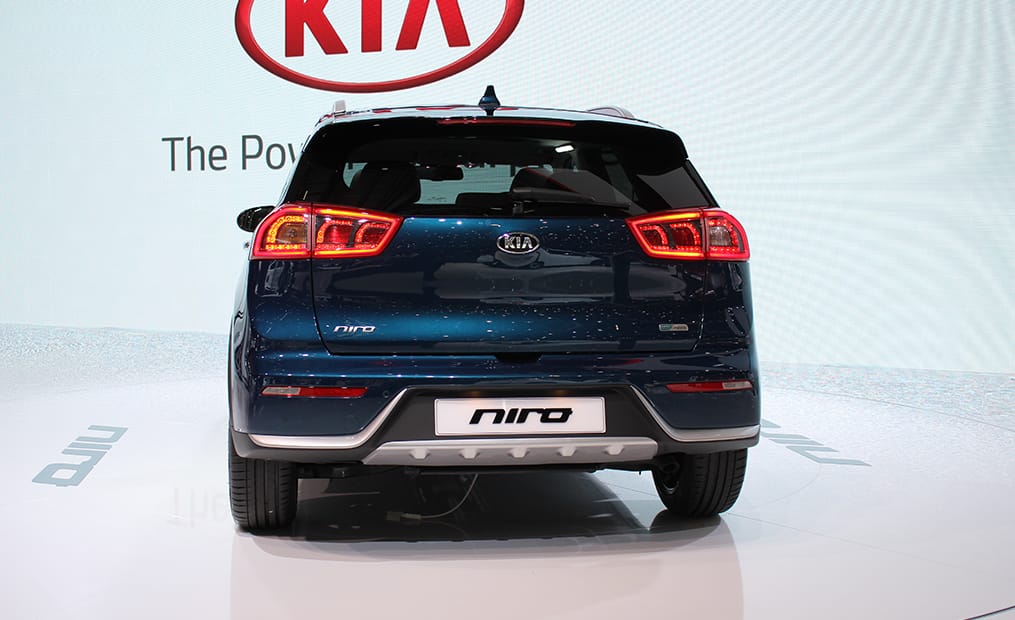 Der Kia Niro ist ein nagelneuer Hybrid-Crossover. Er ordnet sich zwischen Soul und Sportage ein und kommt im Sommer für rund 20.000 Euro auf den Markt.
