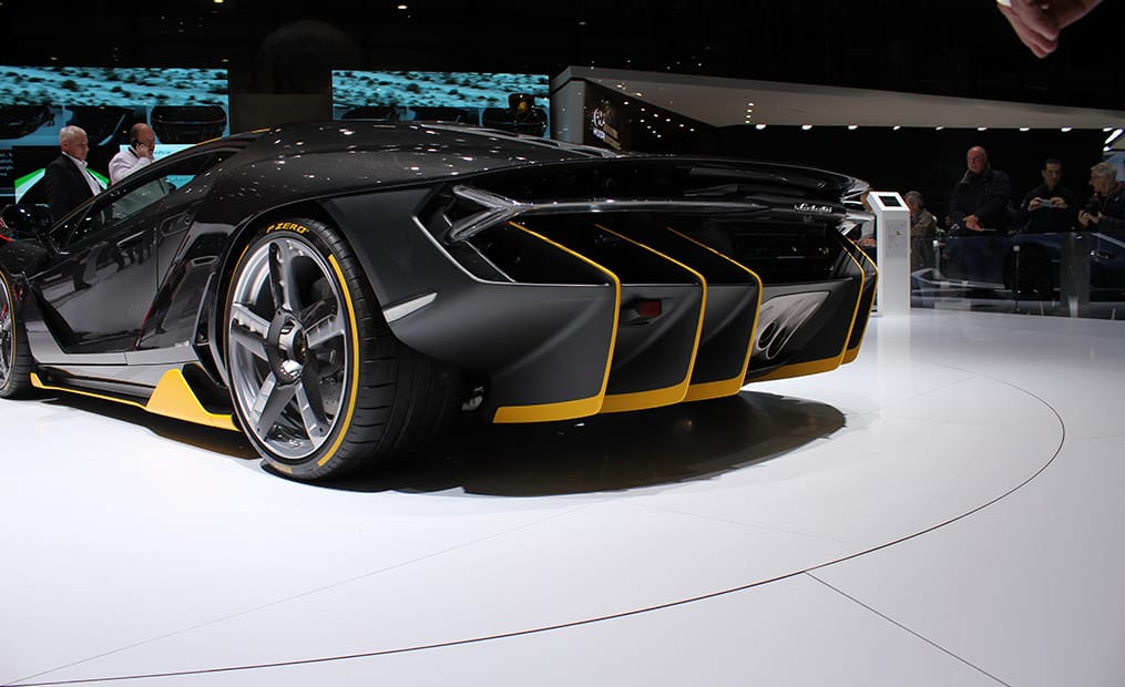 Zum hundertsten Jahrestag der Geburt von Ferruccio Lamborghini erscheint dieses Modell in einer stark limitierten Serie – 20 Coupés und 20 Cabrios. Ein 6,5-l-V12-Benzinmotor mit 770 PS (!) beschleunigt diese Boliden in 2,5 Sekunden von 0 auf 100 km/h!