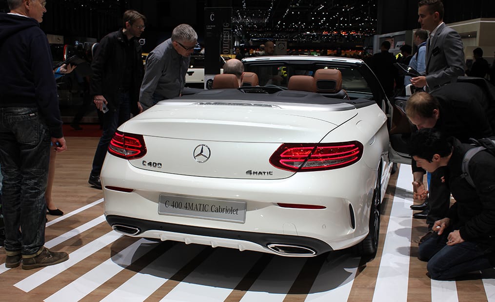 Erstmals gibt es die Mercedes C-Klasse als offenes Modell mit Stoffdach. Das vollautomatische Stoffverdeck öffnet in weniger als 20 Sekunden.