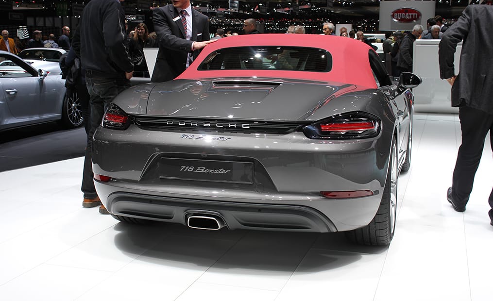 Der berühmte Porsche Boxster ist zurück, aber nur noch mit víer statt sechs Zylinder. Was der Leistung keinen Abbruch tut: 2,0 l Hubraum, 300 PS und 380 Nm. Der Preis liegt bei 53.646 Euro.