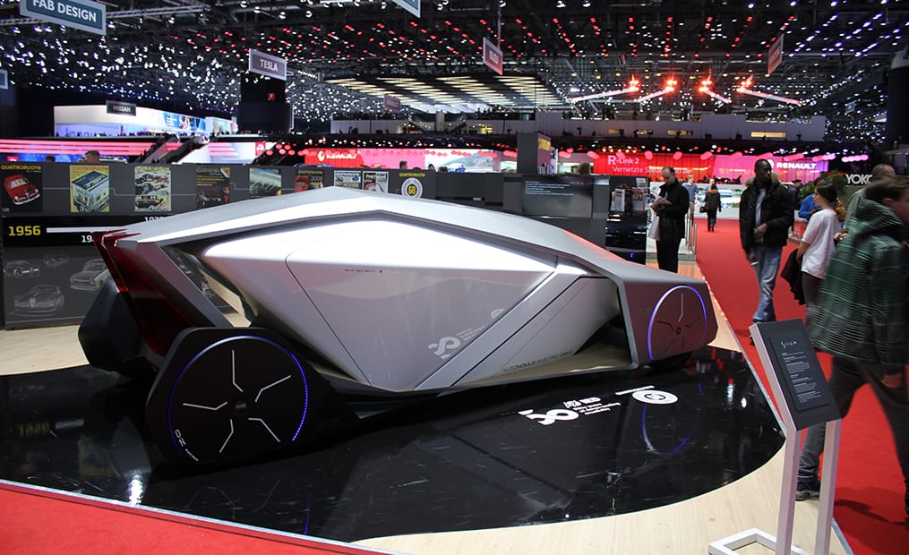 Die Design-Studie Quattroroute Shiwa kommt komplett ohne Fenster aus und soll die vier in Lounge-Sesseln Platz nehmenden Passagiere völlig autonom und elektrisch transportieren.