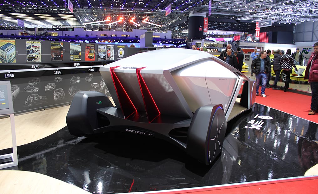 Die vier Passagiere in ihren Lounge-Sesseln werden hier völlig autonom und komplett elektrisch mit dem Quattroroute Shiwa transportiert.