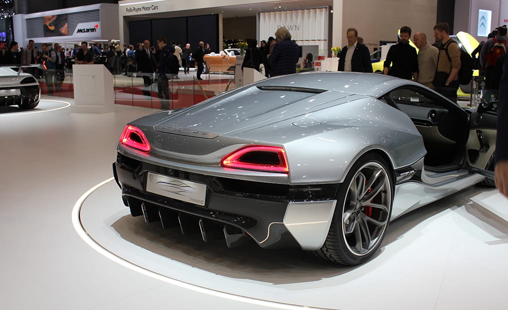 Der Rimac Concept One: 1088 PS und 1600 Nm maximales Drehmoment. 100 km/h liegen nach nur 2,6 Sekunden an, die 200-km/h-Marke fällt nach nur 6,2 Sekunden. Top-Speed liegt bei 355km/h. Und das alles mit einem Antrieb durch 4 Elektromotoren.