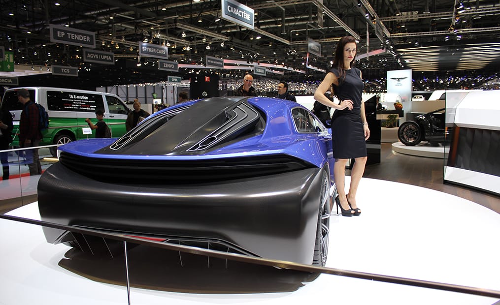 Die Rennstreckenversion Techrules AT96 soll wie der GT96 von 0 auf 100 in 2,5 Sekunden spurten. Bei 350 km/h soll abgeregelt werden.