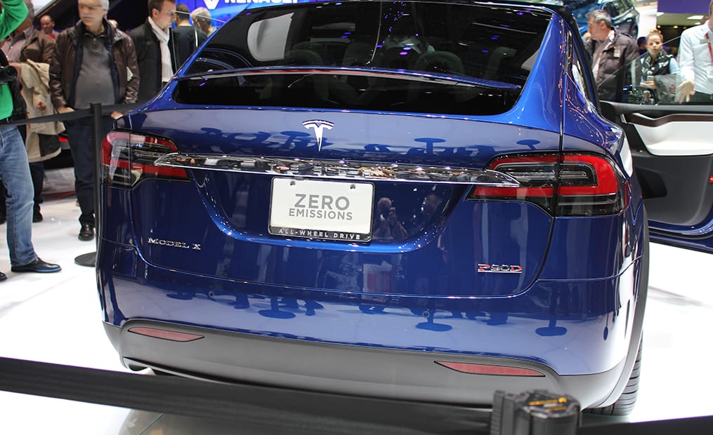 Tesla präsentiert erstmals in Europa sein Model X: Ein SUV mit sieben Sitzen. Grandios die hinteren Flügeltüren.