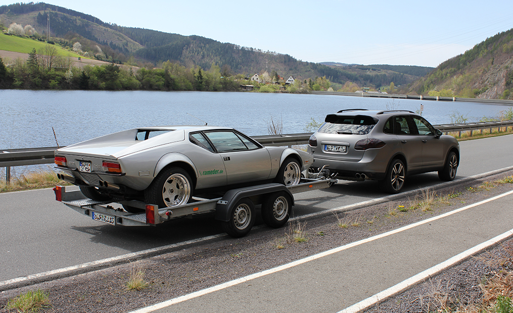 Porsche Cayenne mit DeTomaso am Haken.