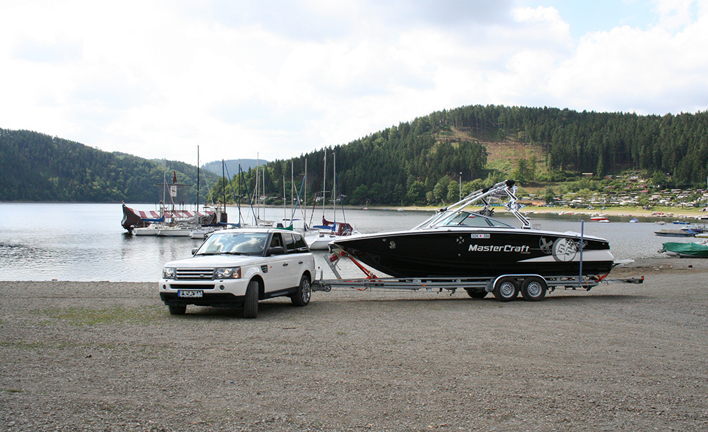Range Rover mit Boot.