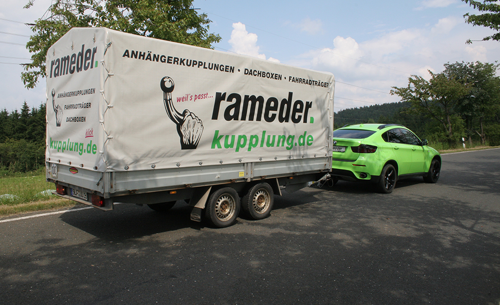 BMW X6 mit Anhänger
