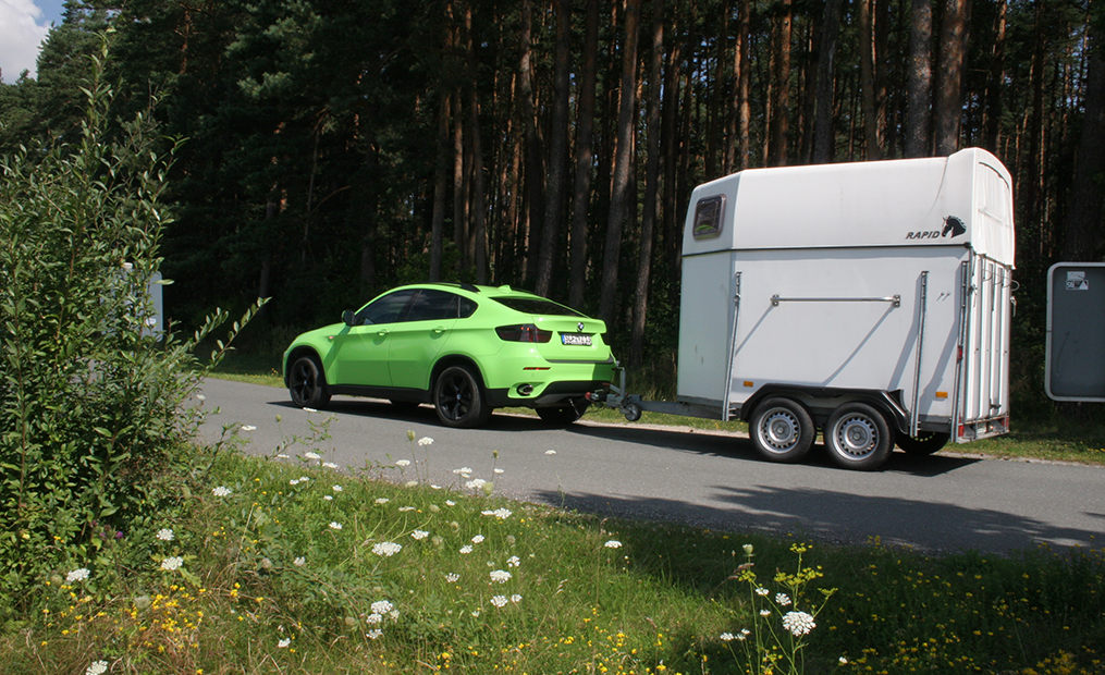 Sie Fahren Mit Anhänger Auf Einer Straße Mit Schlaglöchern www.rameder.de