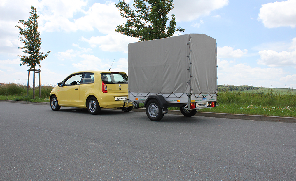 Sie Fahren Mit Anhänger Auf Einer Straße Mit Schlaglöchern www.rameder.de