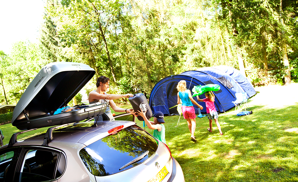 Auto packen für Urlaub per Dachbox