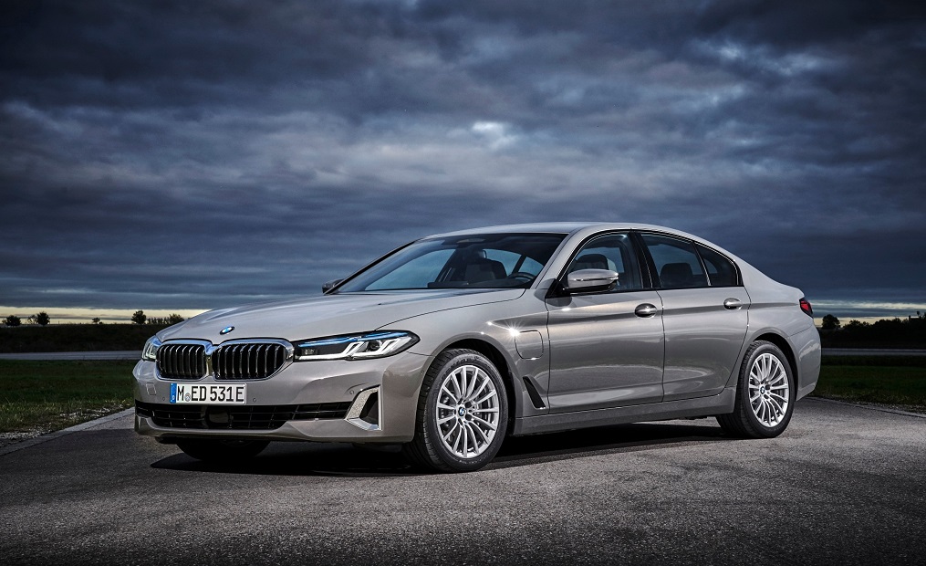 Ein grauer BMW 530e auf einer Straße im Dunkeln