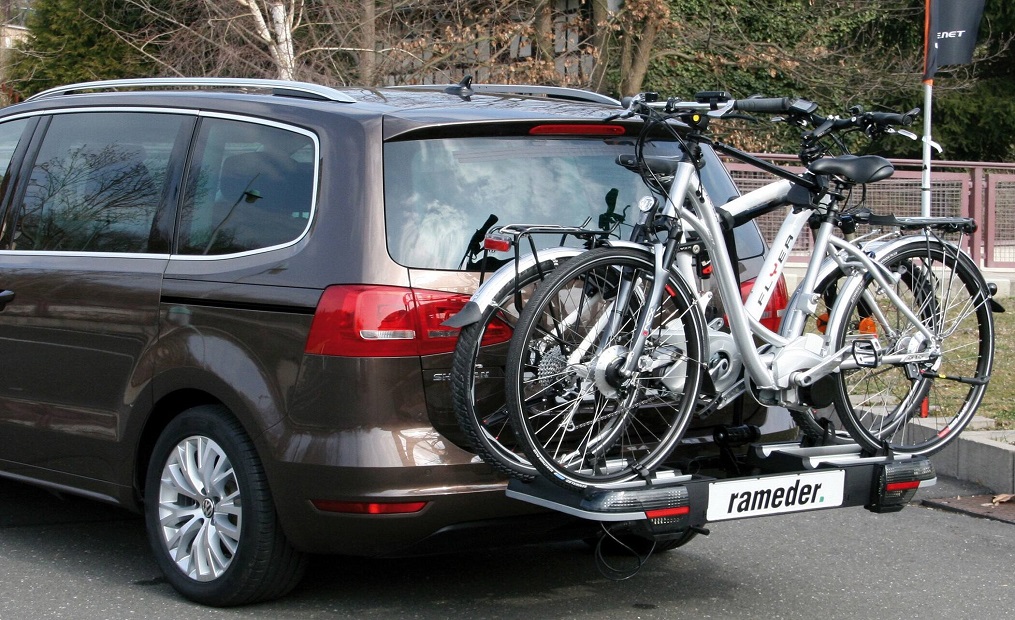 Brauner Sharan mit Anhängerkupplung und Fahrradträger sowie zwei Fahrrädern