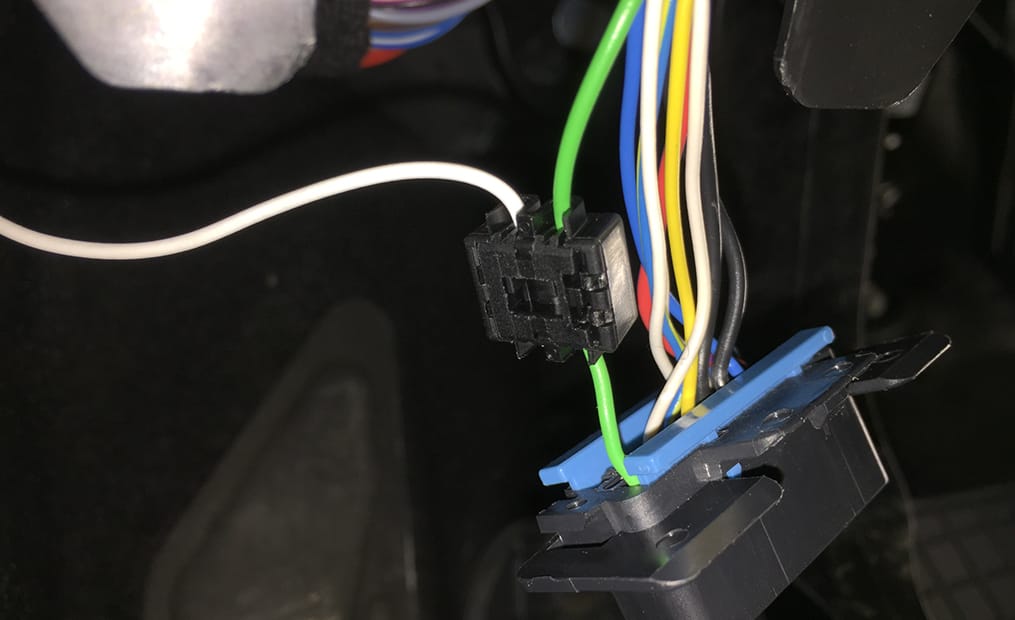 Datenbuskabel mit Elektrosatz verbinden